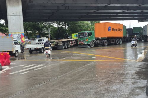 Bak Wilayah Tanpa Aturan, Lampu Merah di Jalur Tengkorak Cilincing Tak Ada Harga Dirinya
