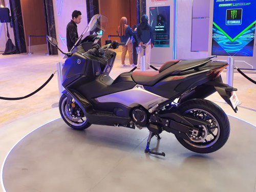 Punya Desain MAXI Skutik, Kok TMAX Wajib Pakai Oli Mesin Motor Sport?