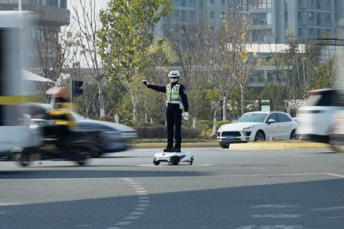Ada Robot Polisi Lalu Lintas Mirip Manusia di China, Bisa Tegur Pelanggar Lalu Lintas