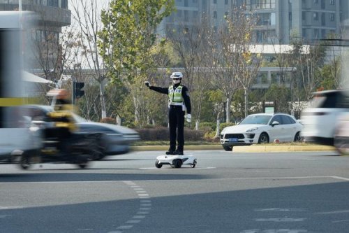 Ada Robot Polisi Lalu Lintas Mirip Manusia di China, Bisa Tegur Pelanggar Lalu Lintas