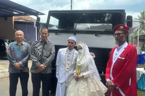 Pernikahan Putri Kiai Merah Purworejo Sensasional, Mahar Nikah Truk Tempur Eks Militer Langka Ini