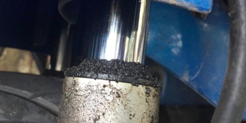Sokbreker Depan Motor Rawan Bocor di Musim Hujan, Ini Penyebabnya!