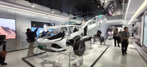 Dispenser Bensin Usang Di Balik Display Kecanggihan BYD Di-Space