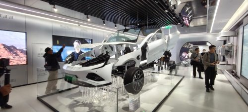 BYD, Dispenser Bensin Usang Di Balik Display Kecanggihan BYD Di-Space