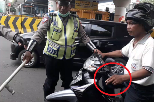 Gampang dan Tanpa Berantem, Begini Cara Efektif Tegur Pengendara Merokok di Jalan