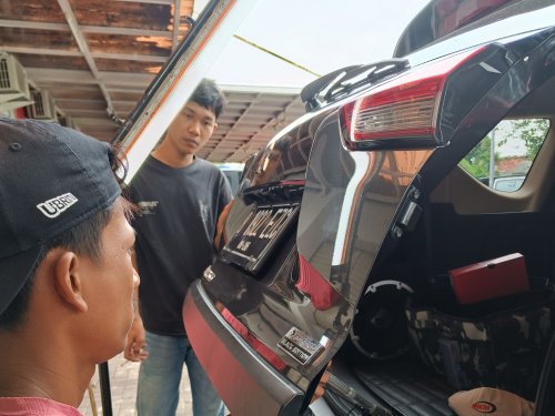 Ini Fungsi Lampu Tambahaan Saat Perbaikan Mobil Penyok dengan PDR
