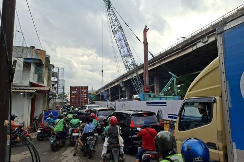Punya Jadwal Padat Lewat Jalan Raya Latumeten, Dijamin Bubar Semua Urusan