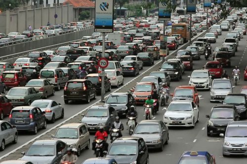 Harga BBM Naik, Malaysia Kaji Diskon Pajak Jalan Kendaraan Diesel