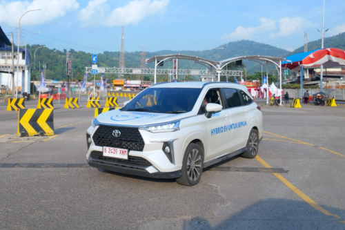 Mudik Lebaran Pakai Toyota Veloz Hybrid, Bensinnya Bisa Seirit Ini