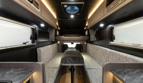 Daihatsu, Tampang Eksteriornya Gagah, Bagian Belakang Daihatsu Hijet Ini Terasa Hotel Berjalan