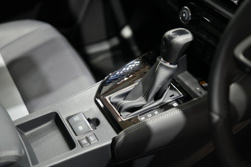 Tuas Transmisi Toyota Vios Hybrid EV Ada Huruf B, Buat Ini Fungsinya