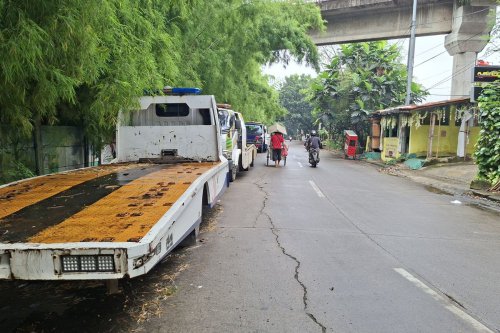 Jalan Haji Lebar Meruya Selatan Bak Kandang Truk Towing, Warga Curiga Ada Setoran