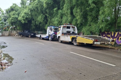 Jalan Haji Lebar Meruya Selatan Bak Kandang Truk Towing, Warga Curiga Ada Setoran