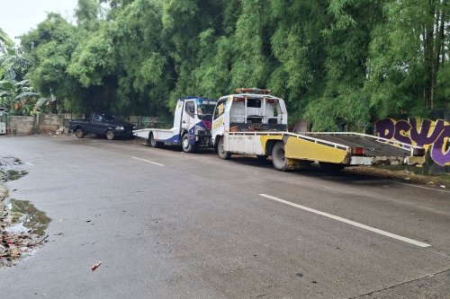 Jalan Haji Lebar Meruya Selatan Bak Kandang Truk Towing, Warga Curiga Ada Setoran