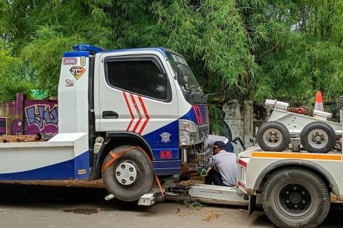 Waduh, Salah Satu Truk Towing Parkir Liar di Meruya Selatan Ternyata Milik Polisi