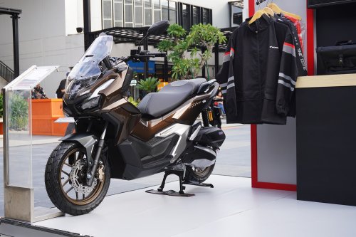 Begini Cara Gampang Gunakan Standar Tengah Motor Untuk Perempuan