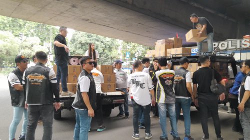 Ultah ke-13 Enggak Cuma Konvoi, Komunitas BBC Tebar 5.000 Takjil di Lampu Merah Tomang