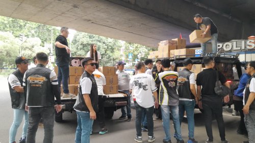 Ultah ke-13 Enggak Cuma Konvoi, Komunitas BBC Tebar 5.000 Takjil di Lampu Merah Tomang