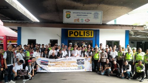 Ultah ke-13 Enggak Cuma Konvoi, Komunitas BBC Tebar 5.000 Takjil di Lampu Merah Tomang