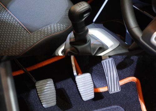 Perempuan Pasti Bisa, Ini Cara Mudah Kuasai Feeling Kopling Mobil Manual