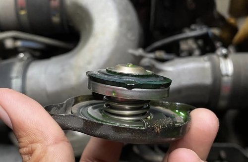 Awas, Tutup Radiator Mobil Rusak Bisa Ganggu Tekanan Sistem Pendingin