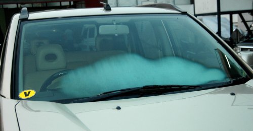 Kaca Mobil Buram Saat Hujan? Ini Penyebab yang Sering Terjadi