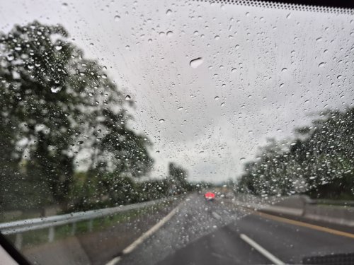 Mudah, Ini Cara Merawat Kaca Mobil Agar Tidak Mudah Berjamur