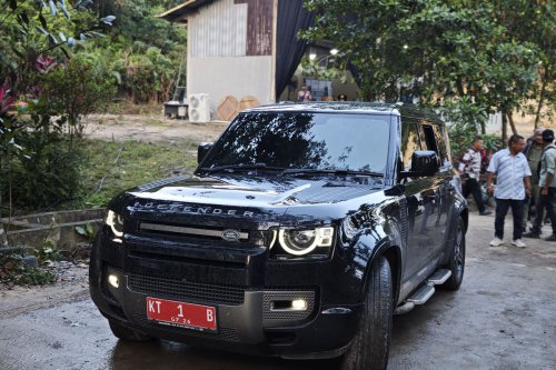 Wali Kota Samarinda Heboh, Dinas Pakai Land Rover Defender Hitam Berpelat Merah KT 1 B