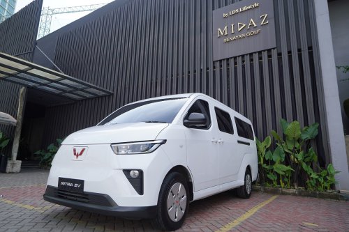 Wuling Donasikan Dua Mitra EV, Buktikan Mobil Listrik Siap Jadi Ambulans dan Mobil Jenazah
