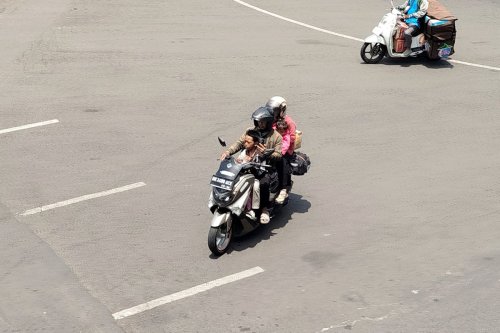 Berbahaya, Pemudik Motor 'Cengpat' Mulai Tampak di Pelabuhan Ketapang Banyuwangi