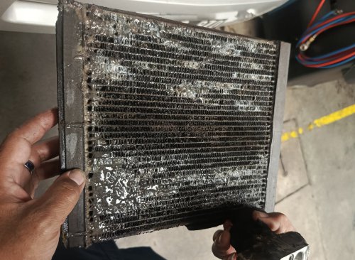 AC Mobil Bau Saat Awal Dinyalakan, Ternyata Ini Sumber Masalahnya