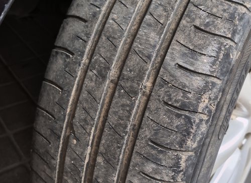 Ayo Segera Ganti Ban Mobil, Sebelum Bagian Kawat Ini Terlihat!