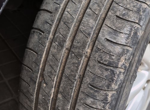 Ayo Segera Ganti Ban Mobil, Sebelum Bagian Kawat Ini Terlihat!