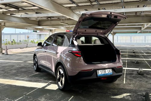 Cocok Untuk Perempuan Aktif, Semurah Ini Biaya Charge Geely EX2