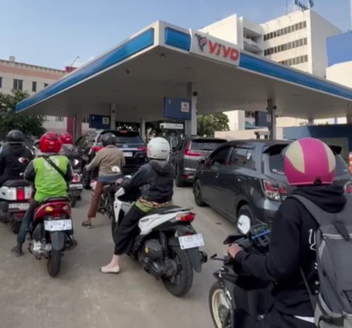 Pemerintah Bilang BBM Tak Naik, Pengendara Tetap Serbu SPBU