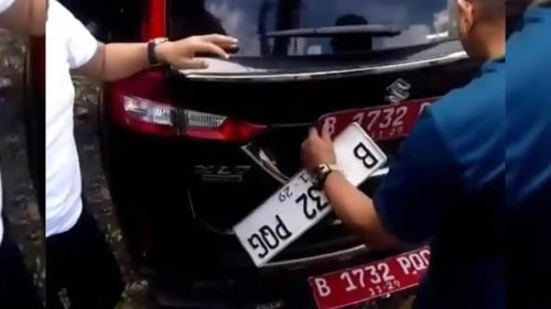 Bikin Curiga! Mobil Dinas “Nyamar” Jadi Kendaraan Pribadi di Puncak Bogor