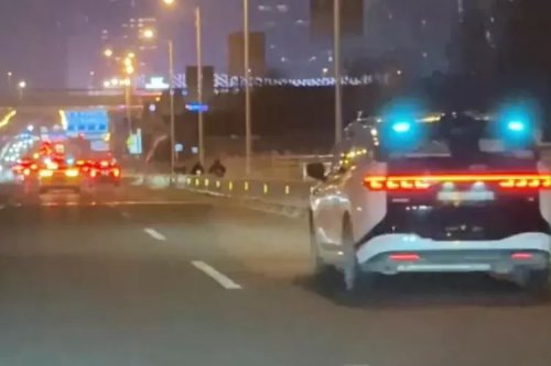 Ratusan Taksi Tanpa Sopir di China Mogok Massal, Penumpang Terkunci di Kabin