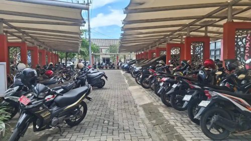 Hari Pertama Hemat BBM, Motor Konvensional Masih Penuhi Parkiran Pemkab Sumenep