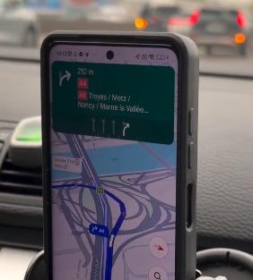 Perempuan Seling Kesulitan, Ini Cara Mudah Baca Arah di Google Map