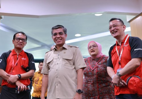 Saksikan Penandatanganan PKB XVI Bridgestone Indonesia di Karawang, Menaker RI Apresiasi Hubungan Industrial Harmonis