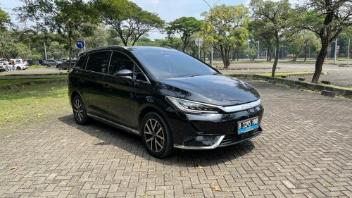 BYD, Tes BYD M6 di Parade Chindo, MPV Listrik Keluarga yang Fun to Drive