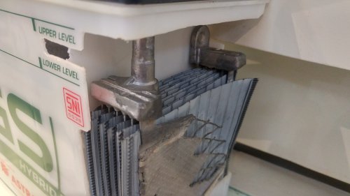 Badan Aki Mobil Bergelembung, Waspada Karena ini Penyebabnya