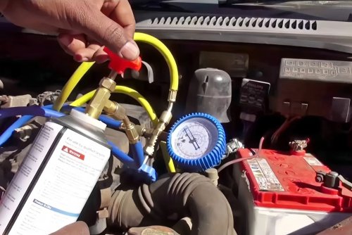 Suara Desis dari AC Mobil Bisa Jadi Karena Tanda Kebocoran Freon