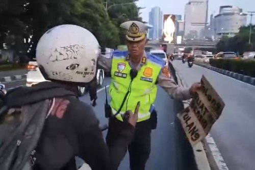 Jangan Dikasihani, Polisi Usir Pemotor Modus Kehabisan Bensin di Jalan Gatot Subroto Jakarta