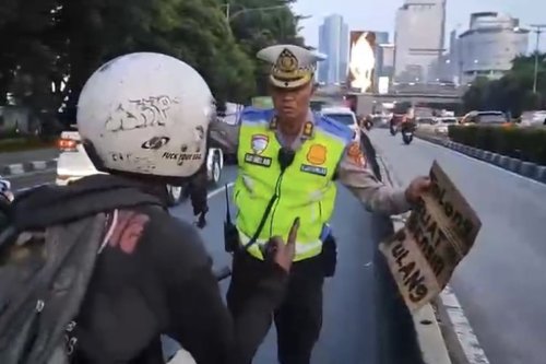 Jangan Dikasihani, Polisi Usir Pemotor Modus Kehabisan Bensin di Jalan Gatot Subroto Jakarta