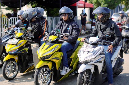 Berasa Dugem! Ratusan Honda Vario Kompak Bikin Gemerlap Jalanan Solo