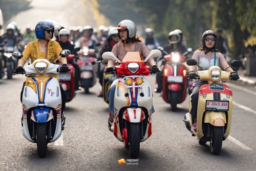 Peringati Hari Kartini, Ratusan Perempuan Bandung Motoran Cantik Pakai Kebaya