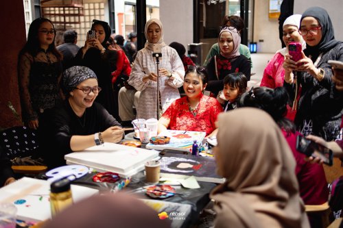 Peringati Hari Kartini, Ratusan Perempuan Bandung Motoran Cantik Pakai Kebaya
