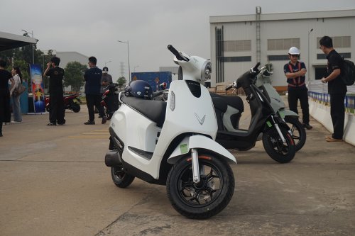 Mirip Vespa Listrik Jarak Tempuhnya Jauh, Kenalan Yuk Sama VinFast Evo