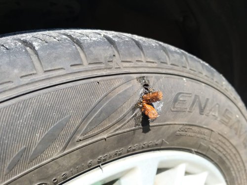 Wajib Tahu, Percuma Tambal Ban Mobil yang Bocor di Bagian Samping